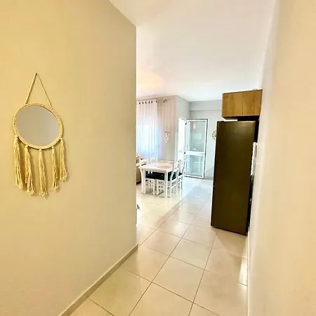 Apartment Apartment, Qerret