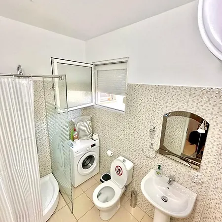 Apartment Apartment, Qerret *