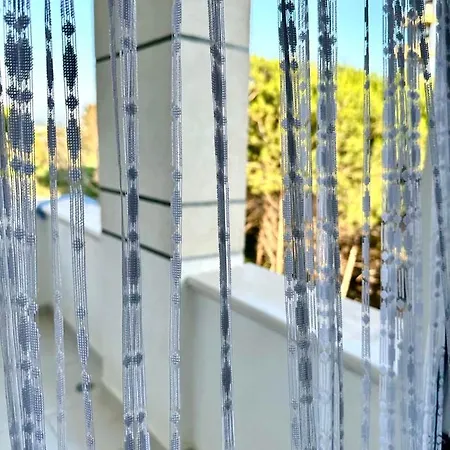 Apartment Apartment, Qerret